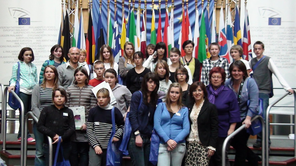 Las representantes de Astileku posaron en el Parlamento europeo junto con el grupo de escolares de Francia, Holanda y Alemania con los que estuvieron en Estrasburgo