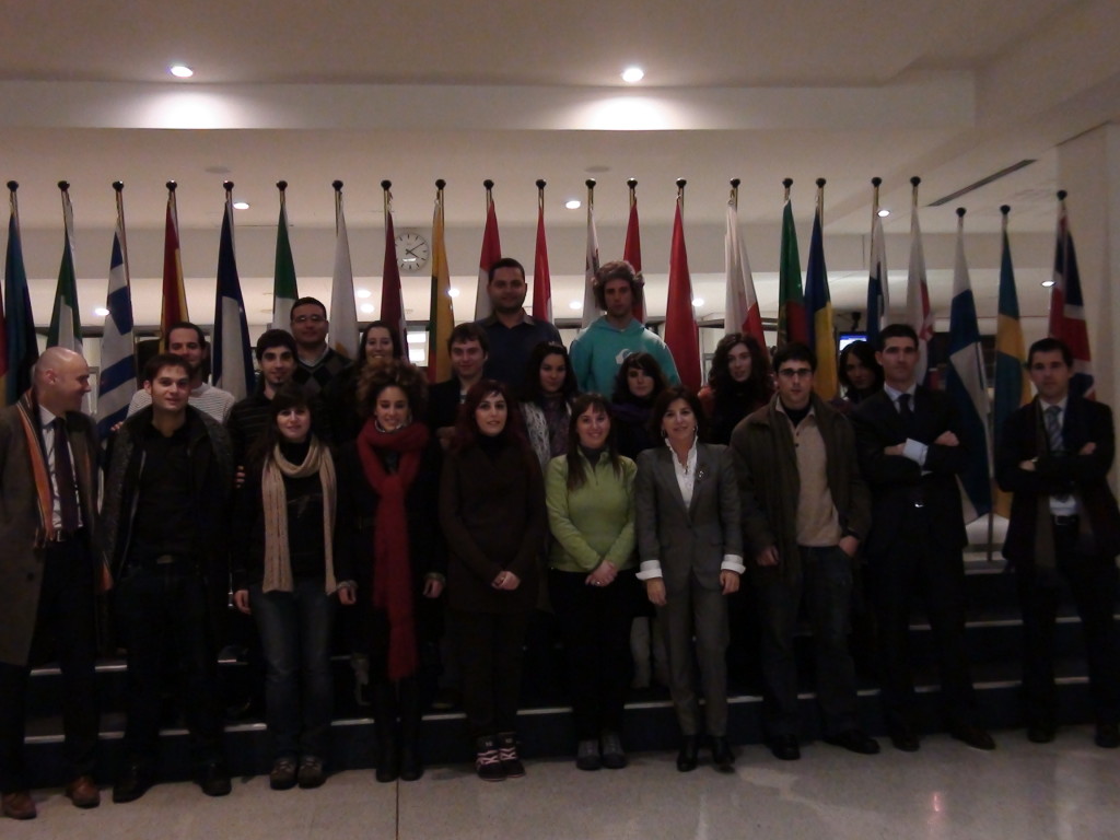 Los alumnos de la escuela de Práctica Jurídica del Colegio de Abogados de Bilbao posan en la entrada del Parlamento Europeo.