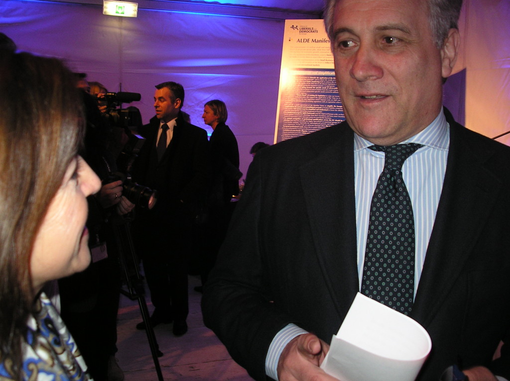 Charlando con Antonio Tajani cuando era comisario durante el acto de firma del manifiesto europeo en favor de las PYMES