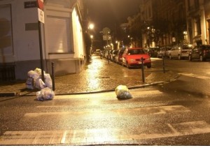 Una calle de bruselas. Algunos de los usuarios del PaP que viven en esta zona no han llegado a tiempo y han sacado un poco tarde su basura. Estas son las consecuencias. 
