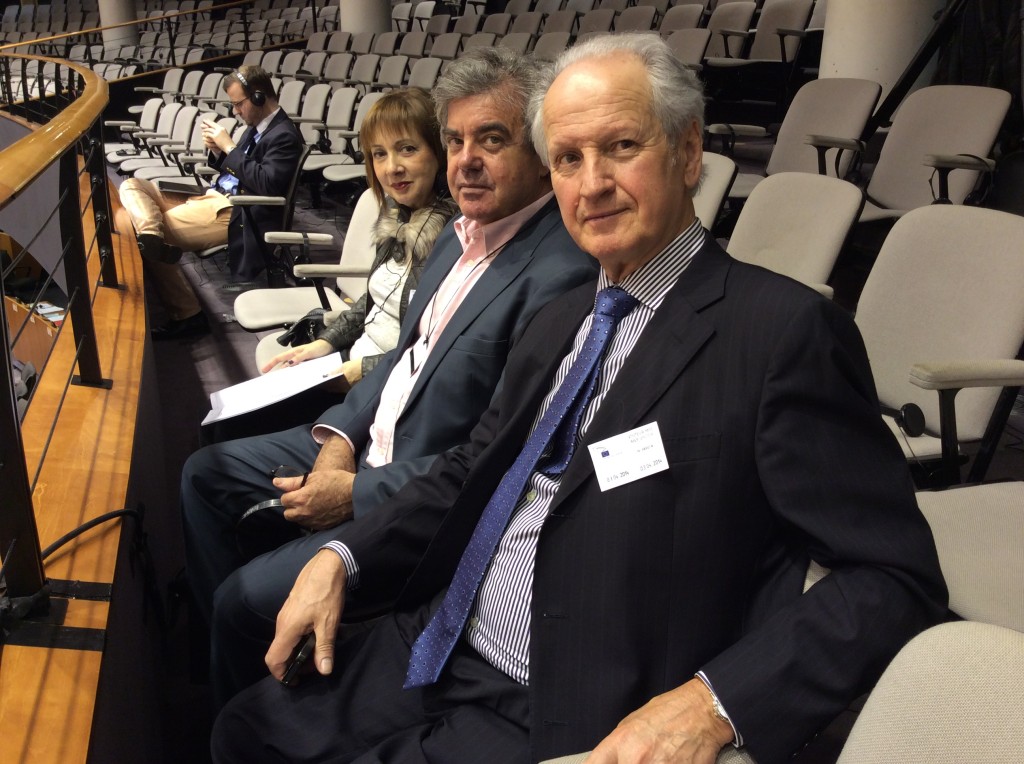 Juan maría Atutxa, Gorka knörr y la letrada Isabel Galobardes siguiendo la intervención en la tribuna de invitados del Parlamento Europeo