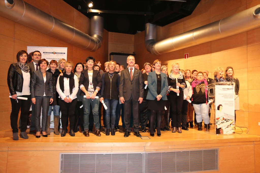 Los y las participantes en el acto de ayer en el museo marítimo de Bilbao