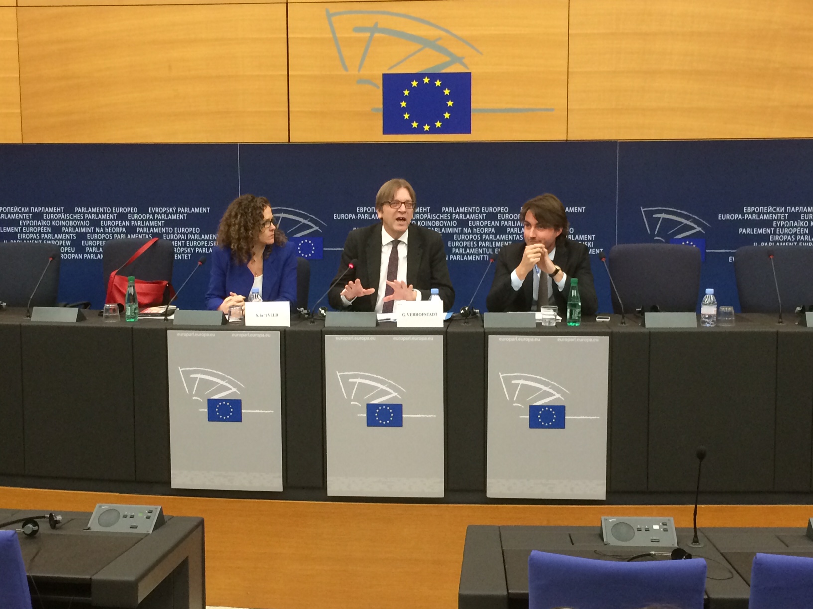 La rueda de prensa en la que ALDE presento su propuesta de gobernanza democrática en estrasburgo. El Presidente Verhofstadt con Sophie In't Veld