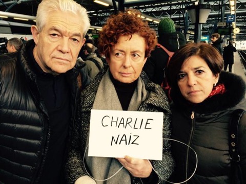 Unos amigos viajan de Bruselas a París. En la gare de Midi se colocan ya el cartel Charlie Naiz 